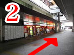 右斜め上方向へ直進してください。