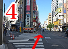 中央の建物の右側を直進です。