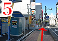 そのまま直進です。