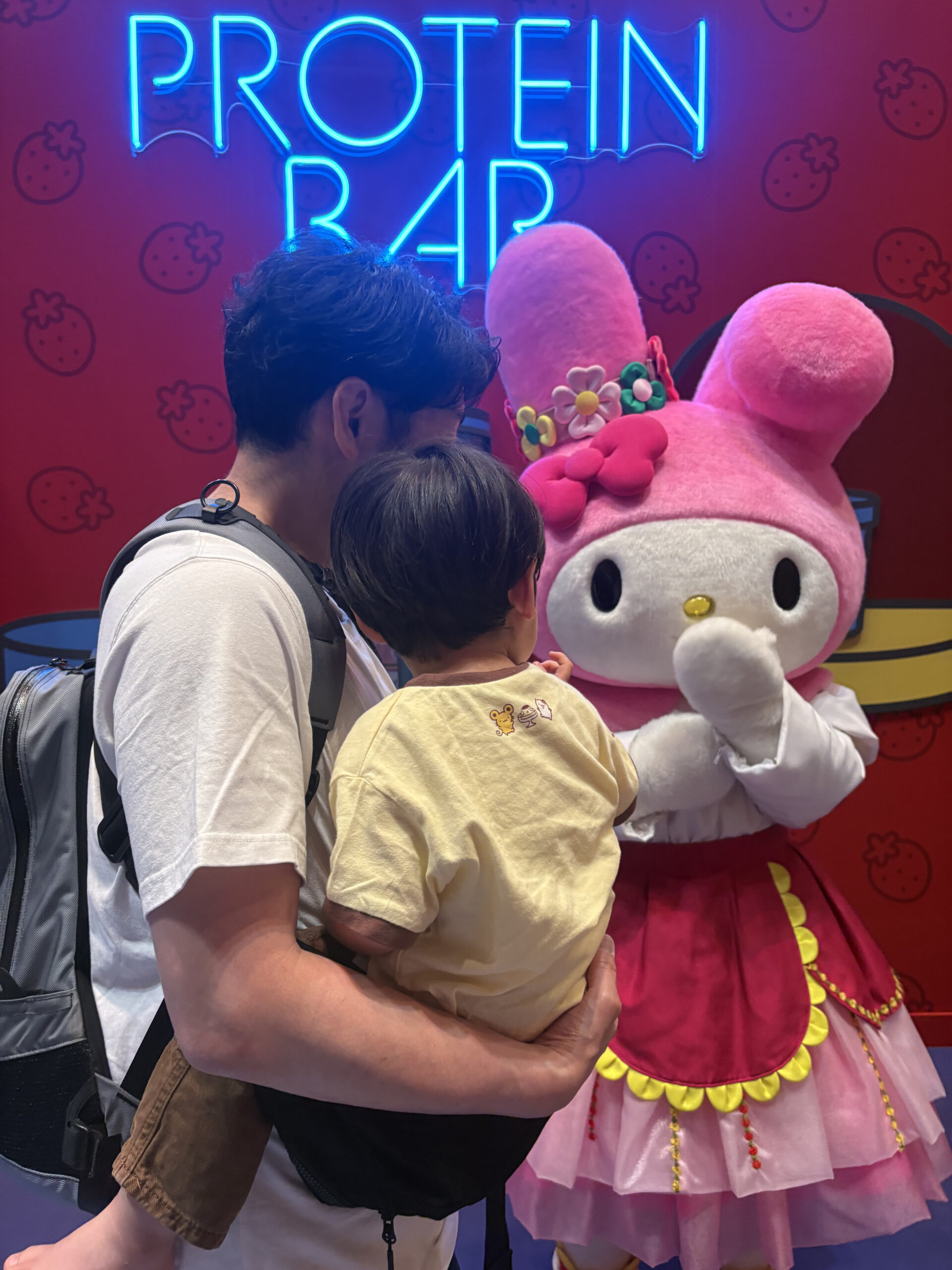 サンリオピューロランドのグリーティングにて、マイメロディに投げキッスをする2歳前の息子。マイメロディも投げキッスを返してくれている様子。